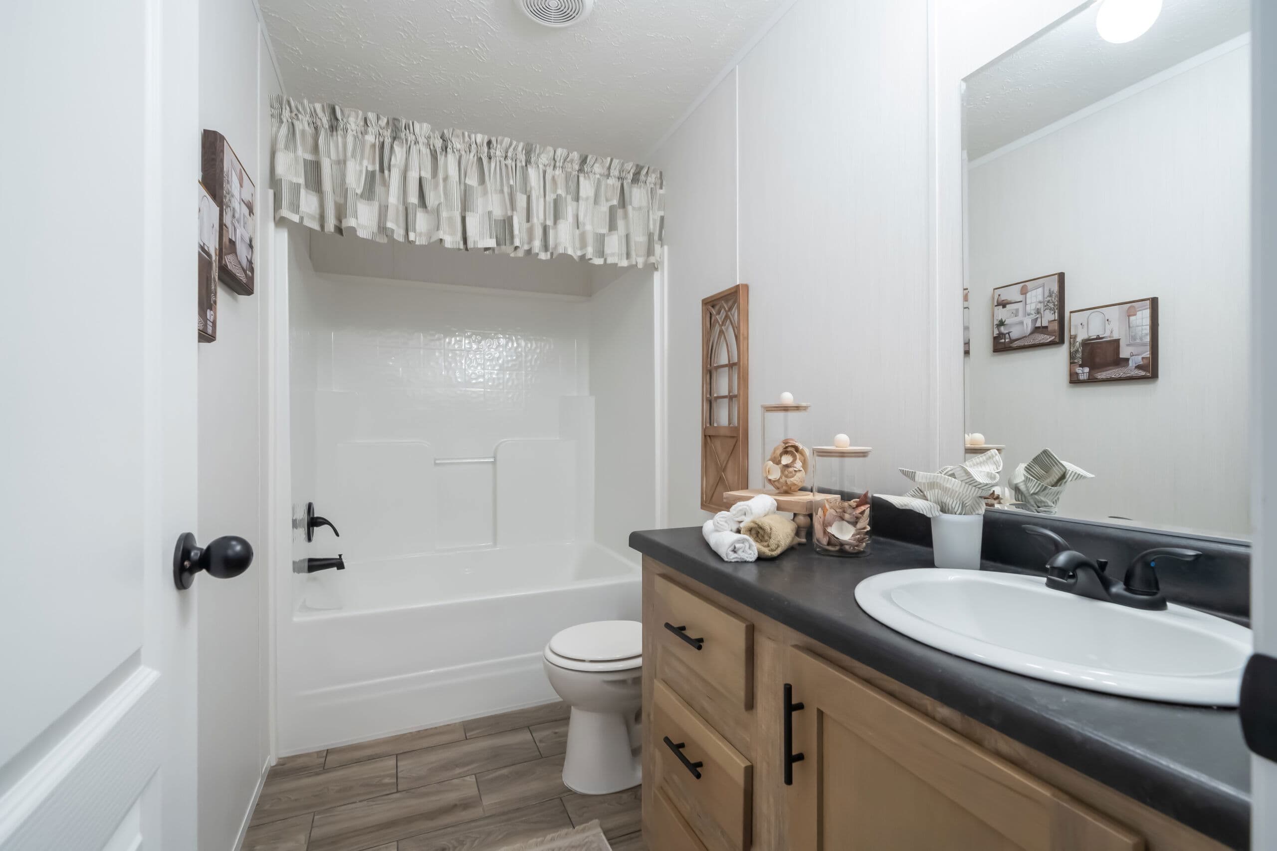 Md-56-32 bathroom home features